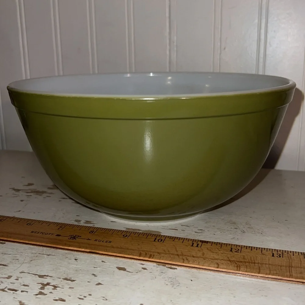 Pyrex 403 2.5 qt Olive Green Mixing Bowl